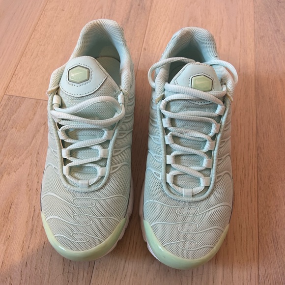 NIKE AIR MAX PLUS BOYS LIGHT BLUE BOYS GRADE SCHOOL SIZE 5/ WMNS SIZE 6.5 - Picture 2 of 3